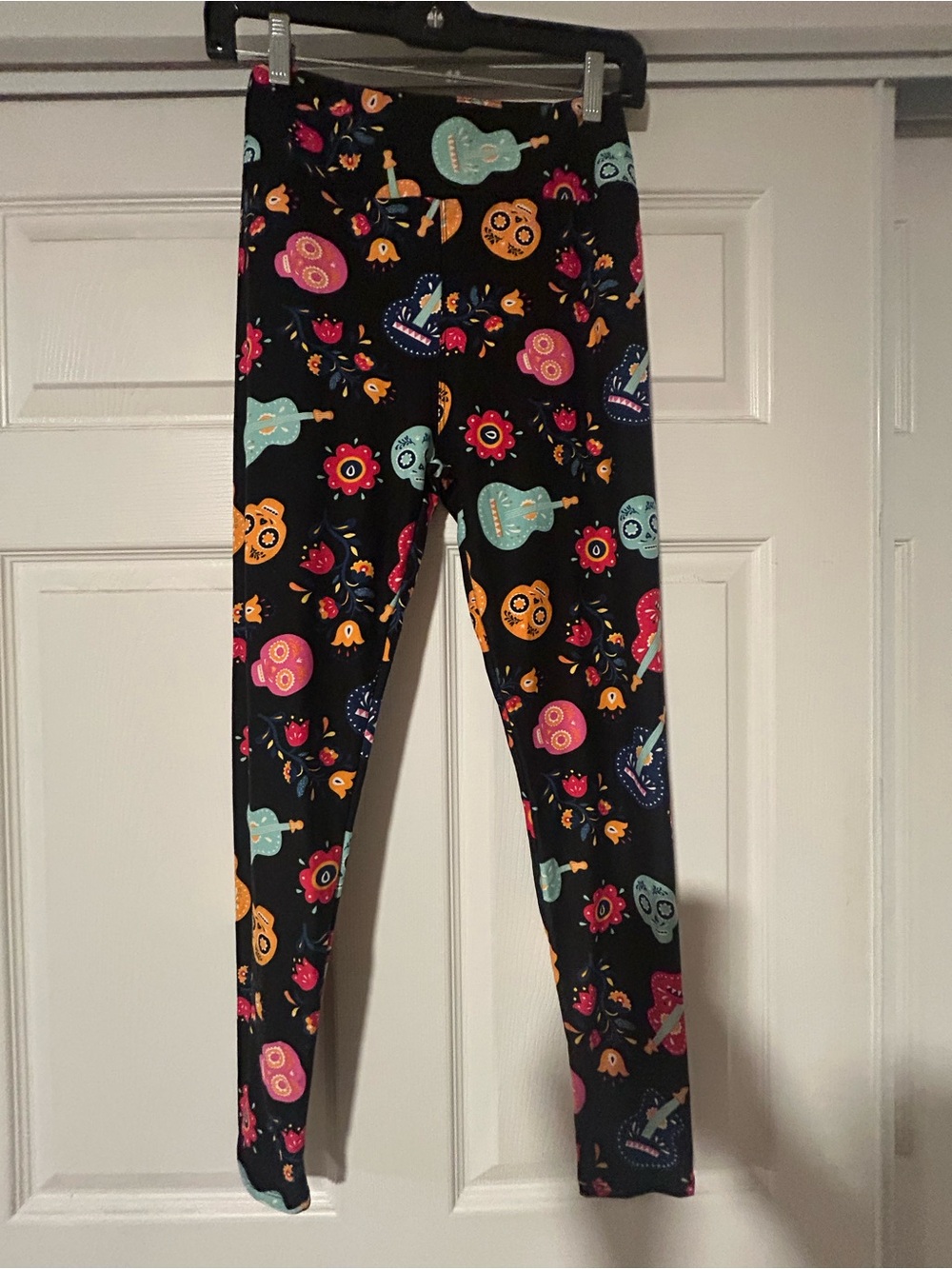 NWOT LuLaRoe OS Leggings One Size - Black w/ multicolor SUGAR SKULLS Halloween!